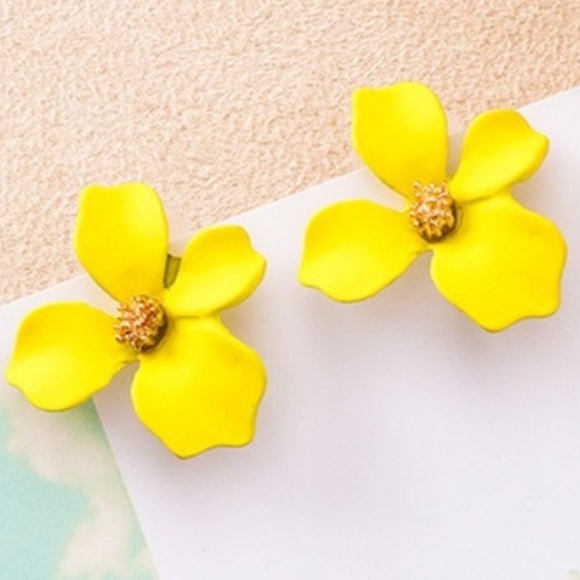 Jewelry - Large yellow flower stud earrings